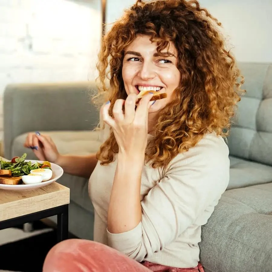 alimentacion ciclo menstrual chica comiendo tostada