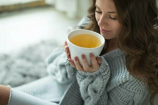 alimentacion ciclo menstrual chica tomando sopa caliente