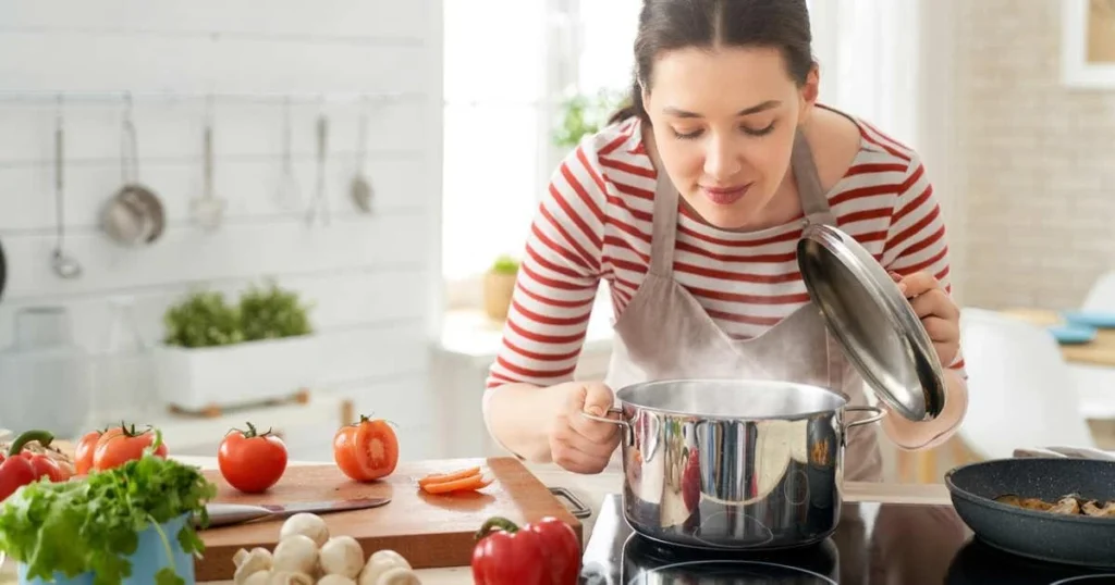 alimentacion ciclo menstrual mujer cocinando verduras