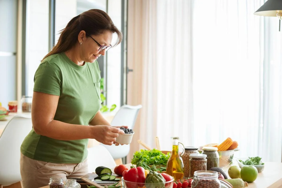 proteina mujeres 40 menopausia mujer cocinando